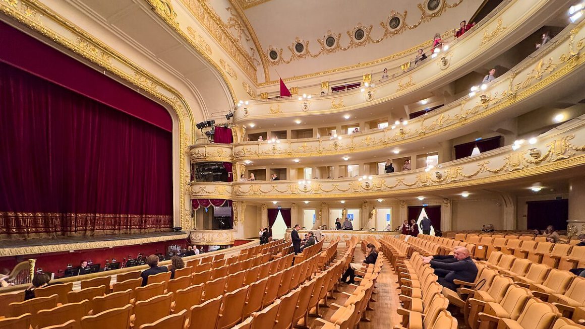 Искусство организации зрительского пространства в исторических дворцах: эволюция комфорта и дизайна - 1